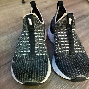 Nike shoes sneakers men or women 7.5 phantom runners